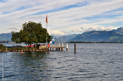 Schiffanlegestelle Stäfa / Uerikon am Zürichsee,Schweiz / im Hintergrund: Berge