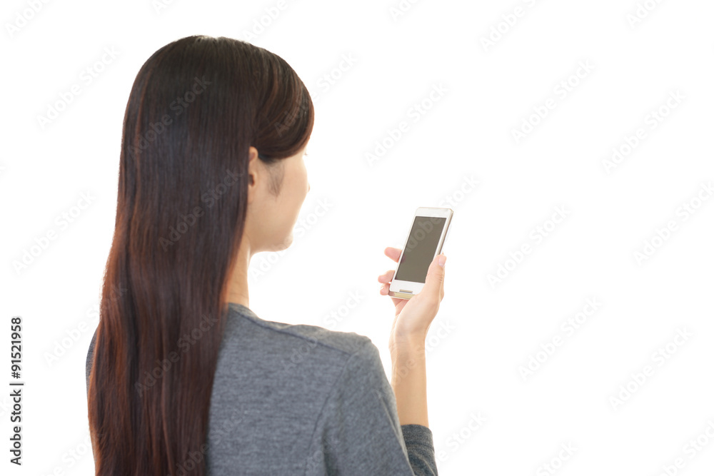 スマートフォンを持つ女性 スマートフォンを持つ女性