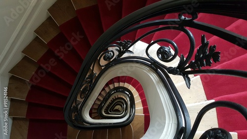 Cage d'escalier parisienne typiquement haussmanienne photo