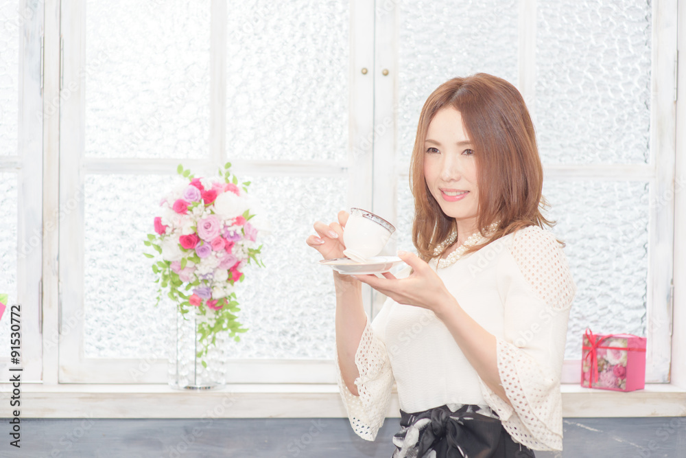 コーヒータイムで一息つく美しい40代日本人女性