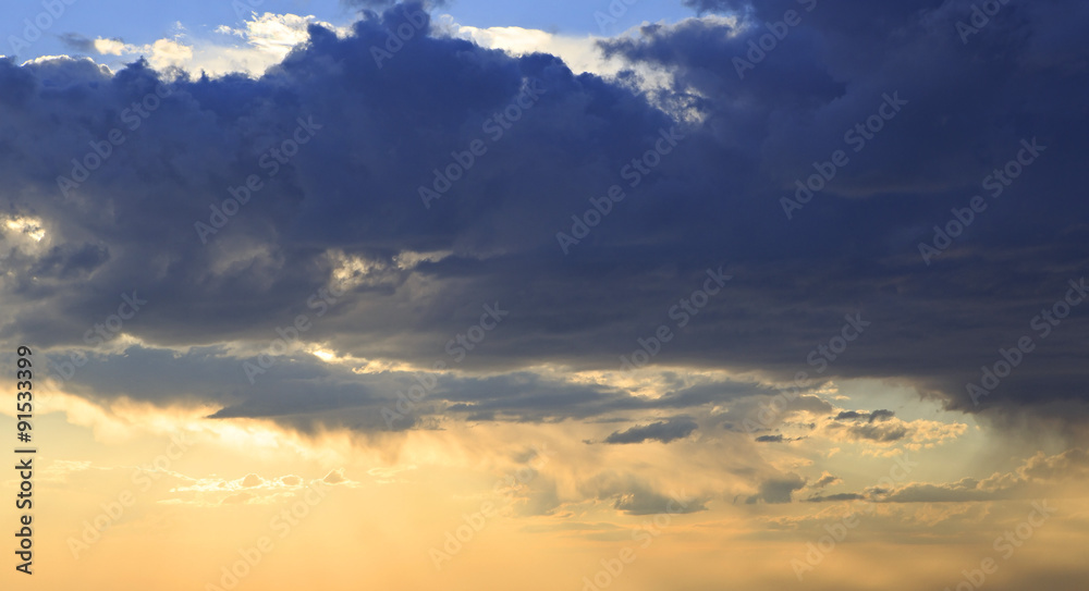 Obraz premium Beautiful evening sky with thunderclouds.