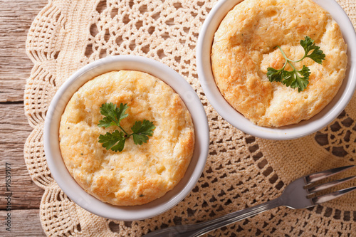 Foto baked cheese souffle in ramekens closeup. Horizontal top view