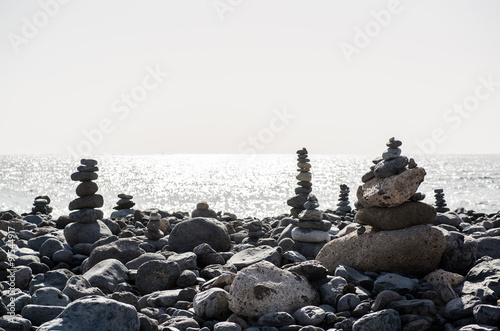Art of stone balance, piles of stones on the beach © Alex Tihonov