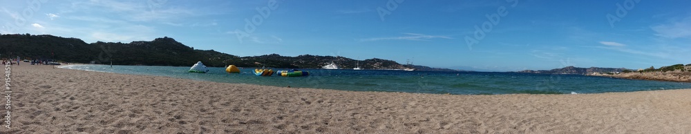 spiaggia e mare sotto il sole nel cielo