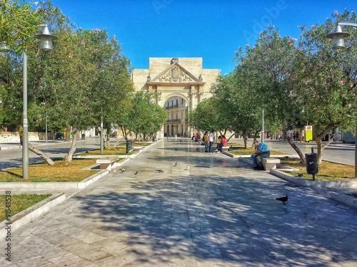 piazzetta e viale con alberi nella città di lecce