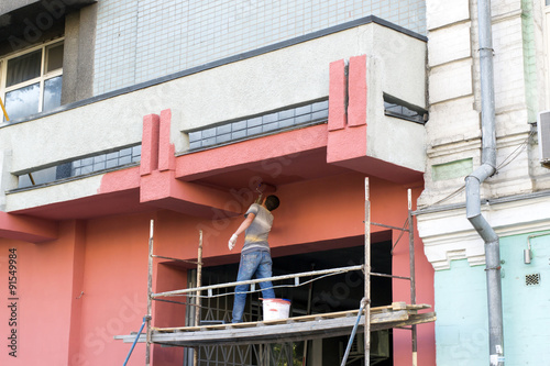Photos painting the facade