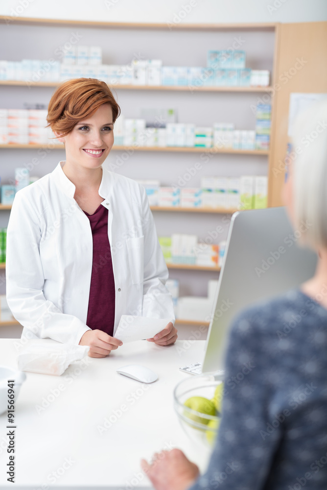 Wunschmotiv: verkäuferin in der apotheke berät eine seniorin #91566941