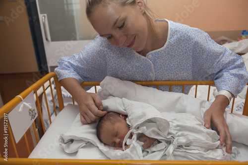 Glückliche Mutter mit ihrem neugeborenen Baby