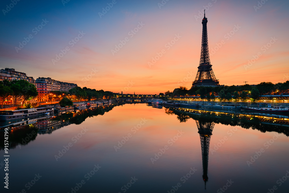 Naklejka premium Wschód słońca na wieży Eiffla, Paryż