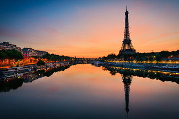 Poster Eiffelturm Sonnenaufgang am Eiffelturm in Paris  © Mapics