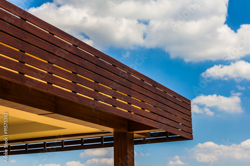 Roof of a new wooden house with a blue sky in the background © tum2282