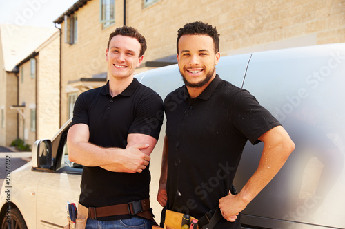 Φωτογραφία Portrait of two young tradesmen by their van