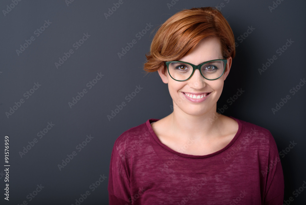 lächelnde junge frau mit grüner brille