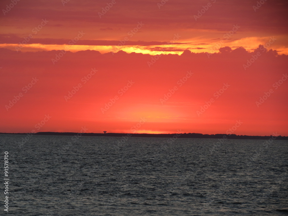 Naklejka premium Charente-Maritime - Marsilly - Ciel rouge