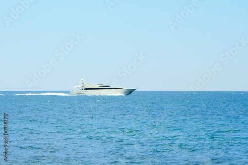 Luxury white speed yatch in open waters © Aleksandr Kurganov