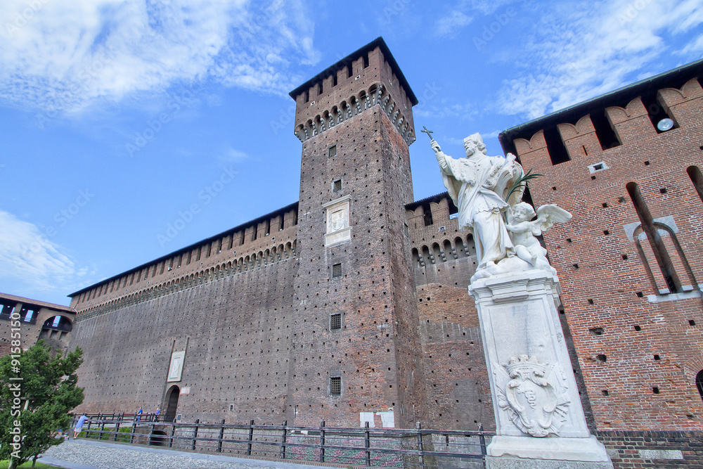 Obraz premium Milano Castello Sforzesco con statua di statua di San Giovanni nepomuceno. Milan Sforza Castle Italy.