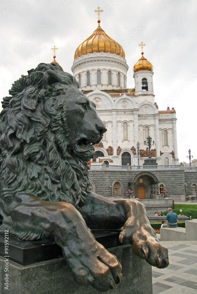 Fototapeta premium MOSCOW, RUSSIA - JULY 26, 2007: The bronze sculpture of a lion is a part of the monument to Russian Tsar Alexander II, located near the Cathedral of Christ the Saviour in Moscow.