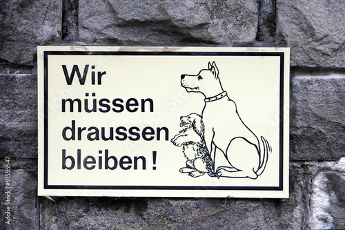 Schild für Hundebesitzer - Hunde müssen draußen bleiben
