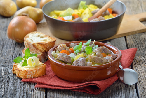 Irish Stew mit Lammfleisch, Kartoffeln und weiterem Gemüse in der Keramikschale serviert