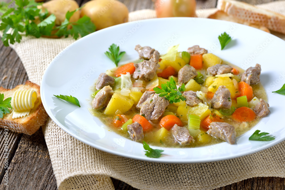 Irish Stew mit Lammfleisch, Kartoffeln und weiterem Gemüse Irish Stew mit Lammfleisch, Kartoffeln und weiterem Gemüse