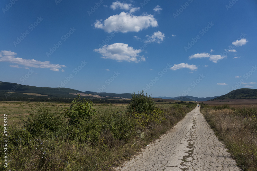 Einsamer Radler im Balkangebirge