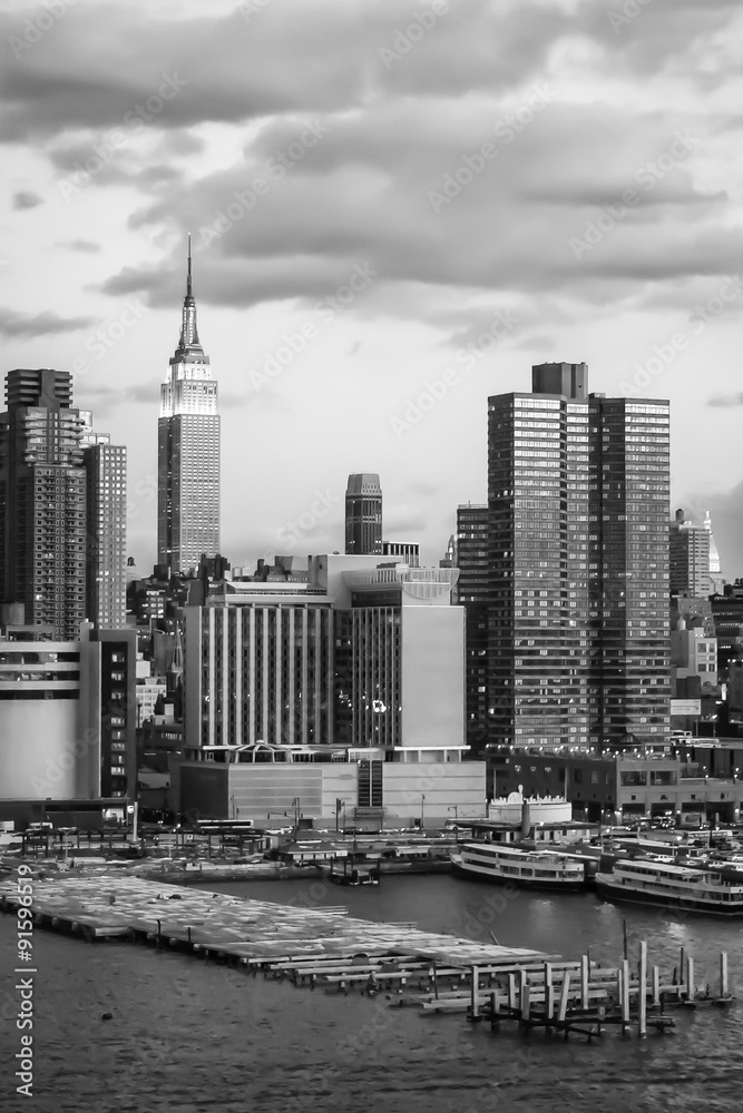 Fototapeta premium Manhattan skyscrapers at Hudson river dock bw