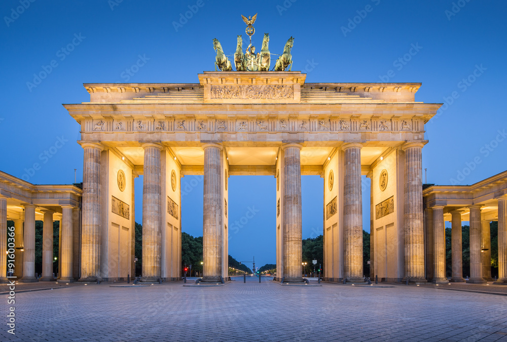 Fototapeta premium Brama Brandenburska w zmierzchu podczas błękitnej godziny przy świtem, Berlin, Niemcy