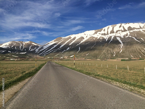 Italia, strada per Castelluccio photo