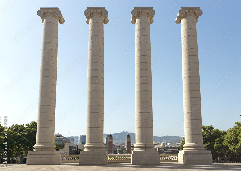 Obraz premium Cztery kolumny, stworzone przez Josepa Puig i Cadafalcha, znajdują się na placu przed Museu Nacional d'Art de Catalunya w Barcelonie w Hiszpanii.