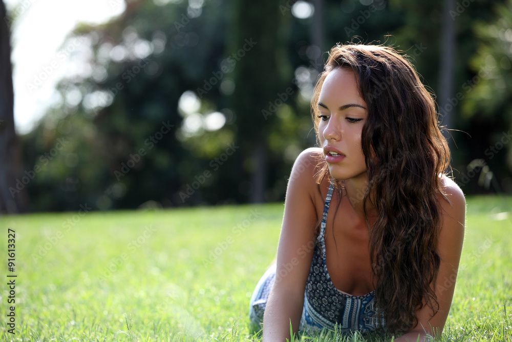 Naklejka premium Outdoors portrait of attractive girl