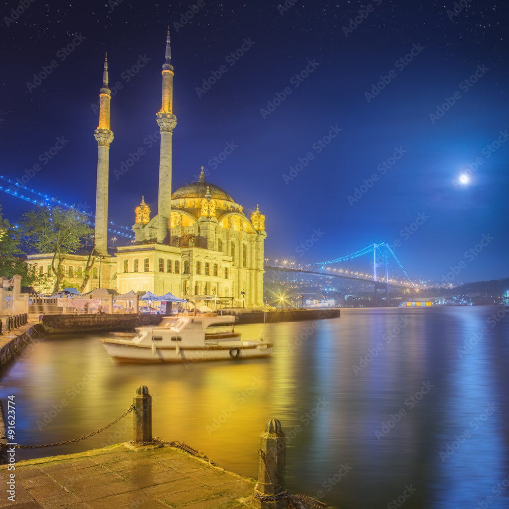 Naklejka premium Ortakoy mosque and Bosphorus Bridge Istanbul