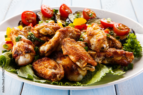 Grilled chicken wings and vegetables 