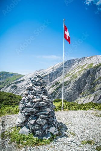 Steinmännchen und Schweizerfahne photo