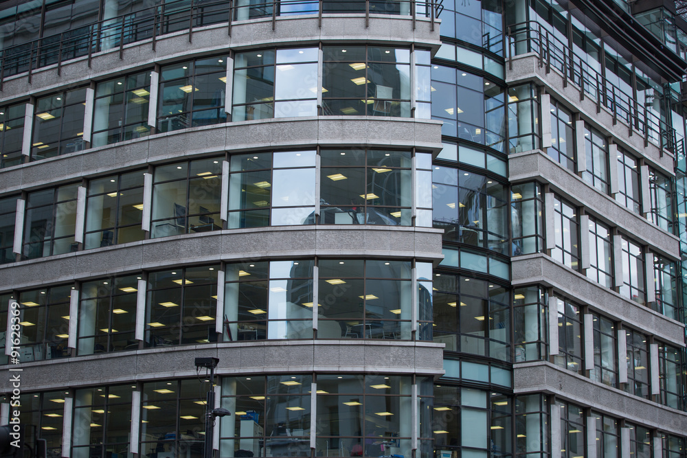 Obraz premium LONDON, UK - SEPTEMBER 17, 2015: Businesswoman walking on the street against of Bank of England wall 