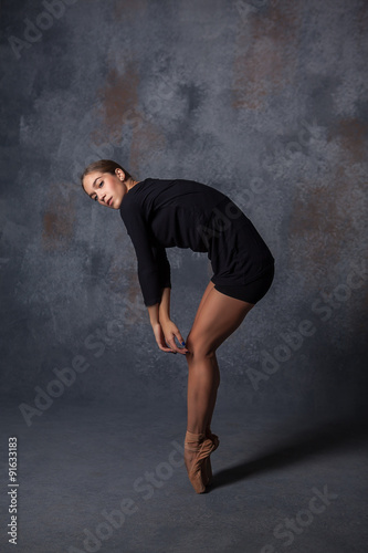 Young beautiful modern style dancer posing on a studio © master1305