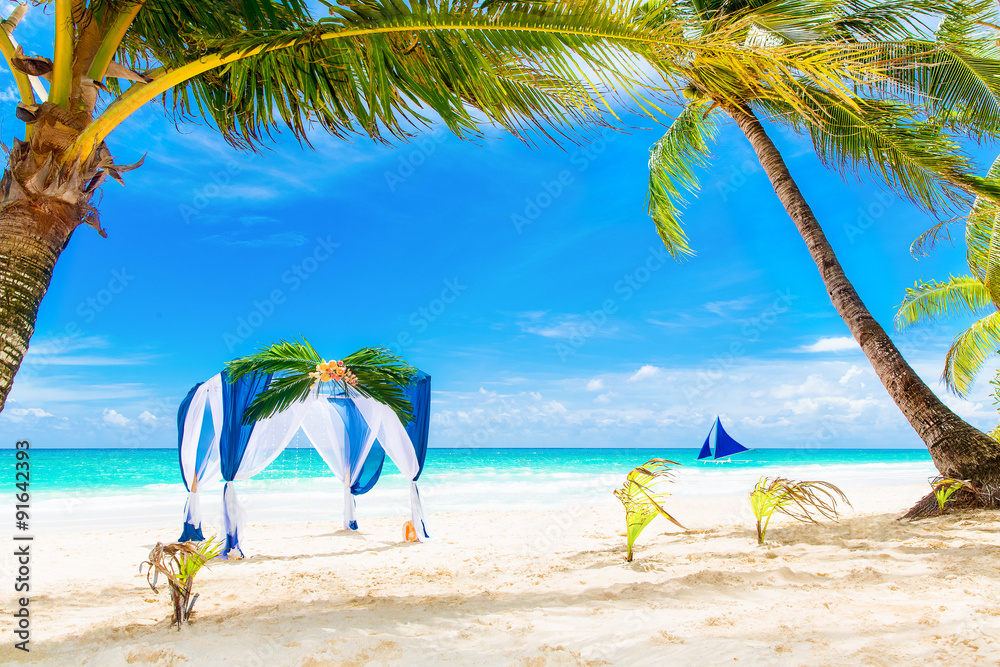 Obraz premium Wedding ceremony on a tropical beach in blue. The arch decorated