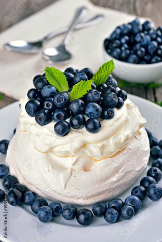 Pavlova cake with blueberries