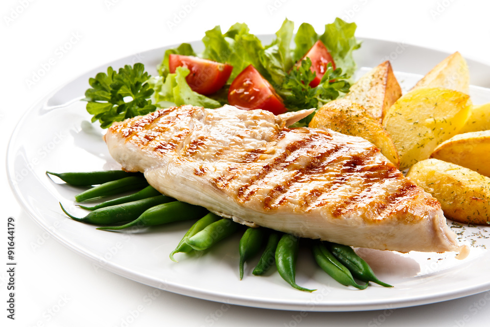 Grilled chicken fillet and vegetables