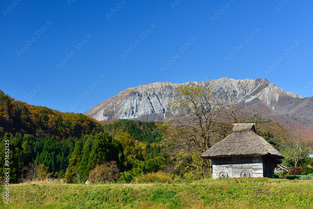 秋の大山の南壁と快晴の青空