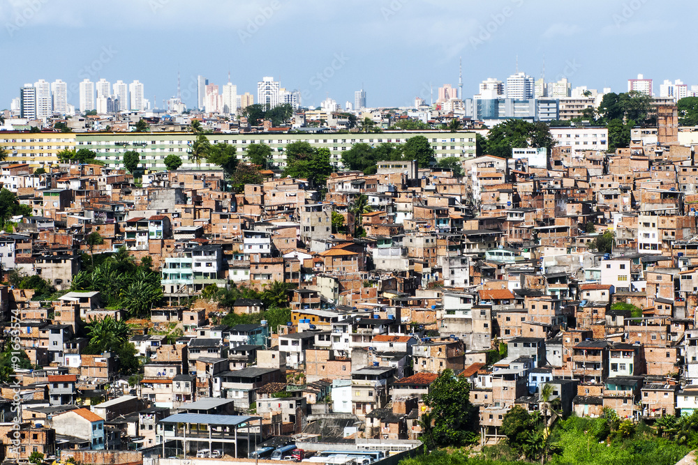 Favela e moderni edifici di Salvador di Bahia, Brasile