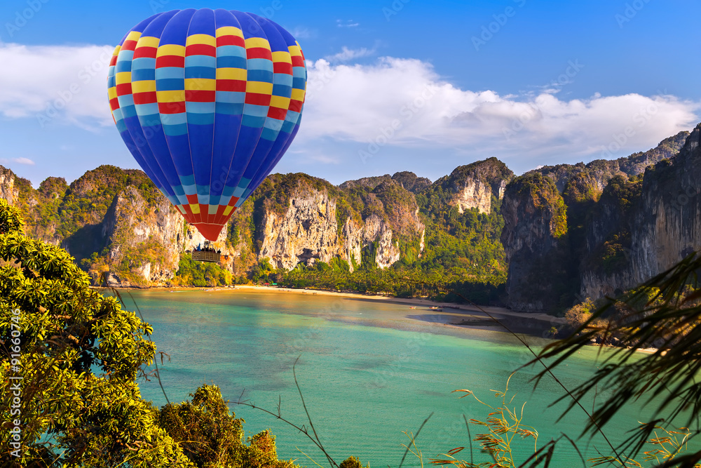 Fototapeta premium balloons landing in a mountain tropical