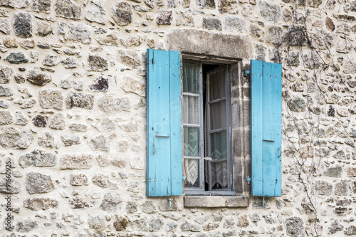 Fenster an einem Wohnhaus in Frankreich