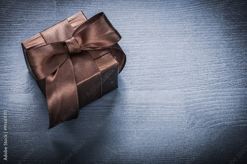 Obraz premium Gift box glittery paper on vintage wooden board holiday concept