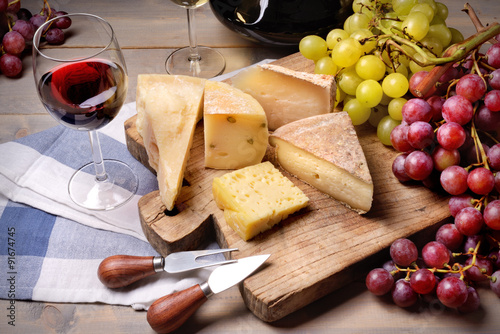 Tablou pe pânză Red wine, grapes and cheese