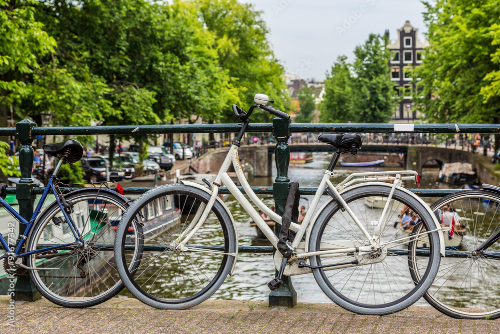 Fototapeta premium Rowery na moście nad kanałami Amsterdamu