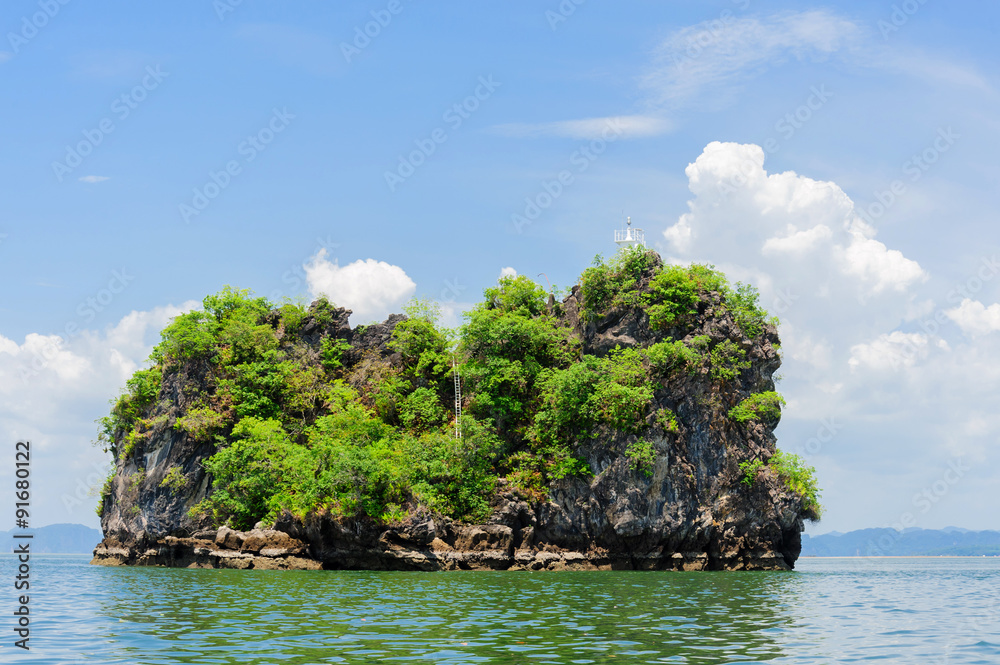 Obraz premium Small island on sea and White cloud on blue sky