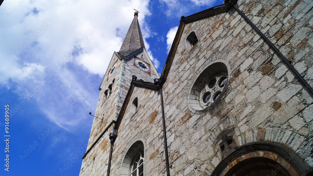 Fototapeta premium Kirche in Hallstatt, blick von unten nach oben