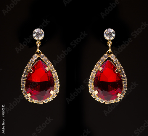 Billede på lærred earring with colorful red gems