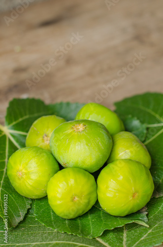 Ripe white/green  figs. © acongar