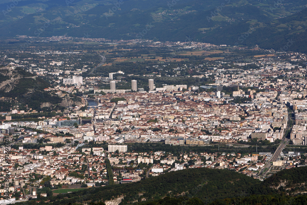 Grenoble vue aérienne large sur la ville